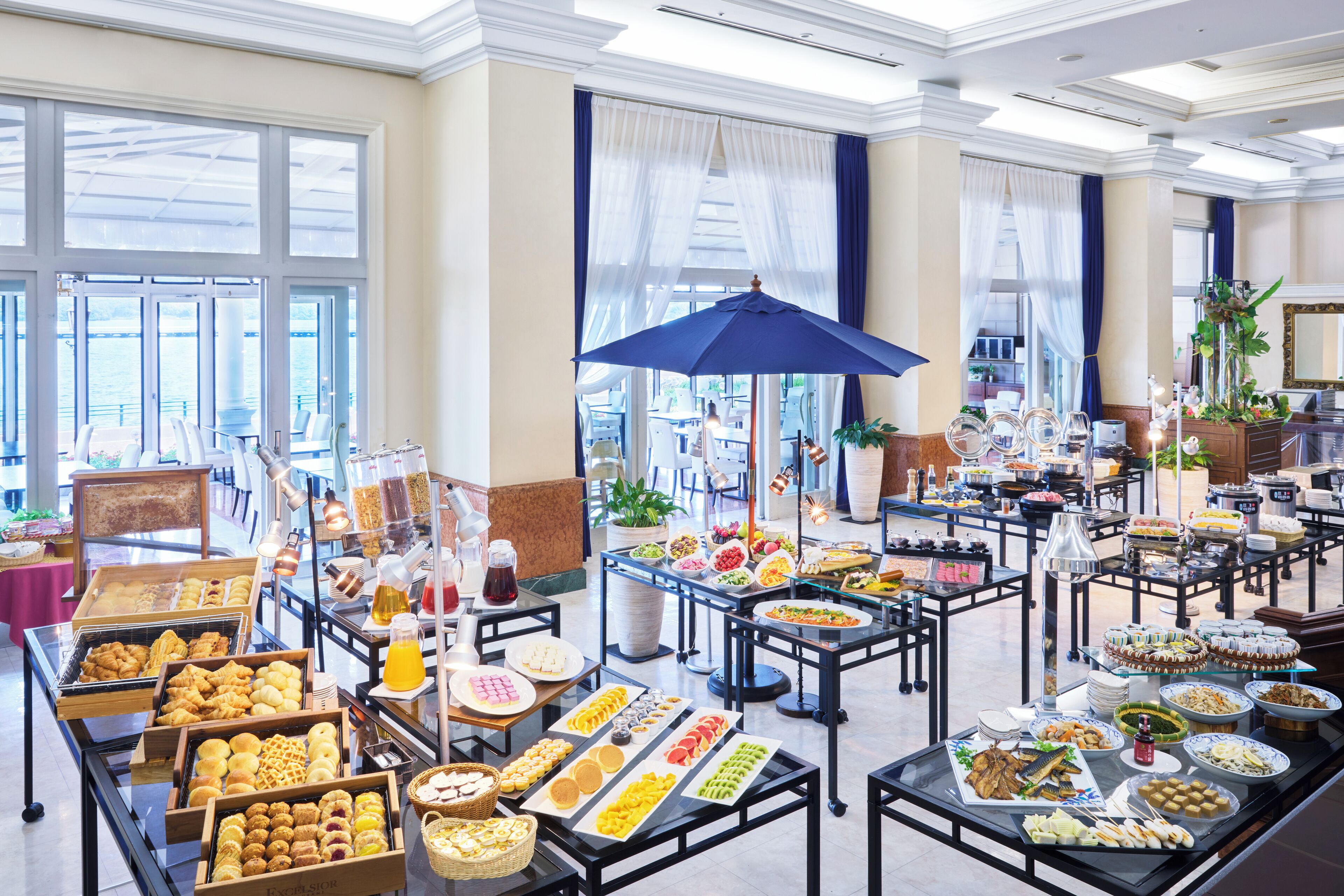 Daily buffet breakfast (JPY 3600 per person)