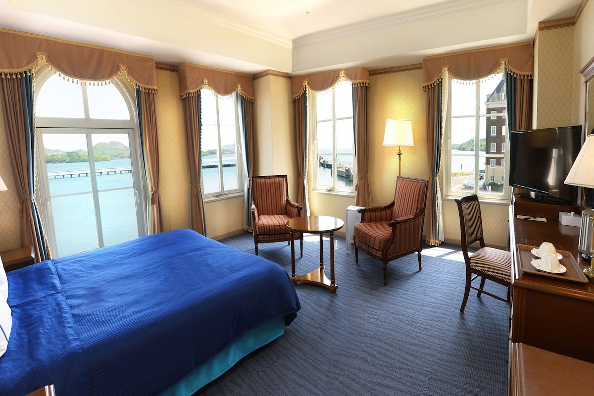 deluxe room, 1 king bed, non smoking, harbour view | 1 bedroom, down duvets, in-room safe, desk