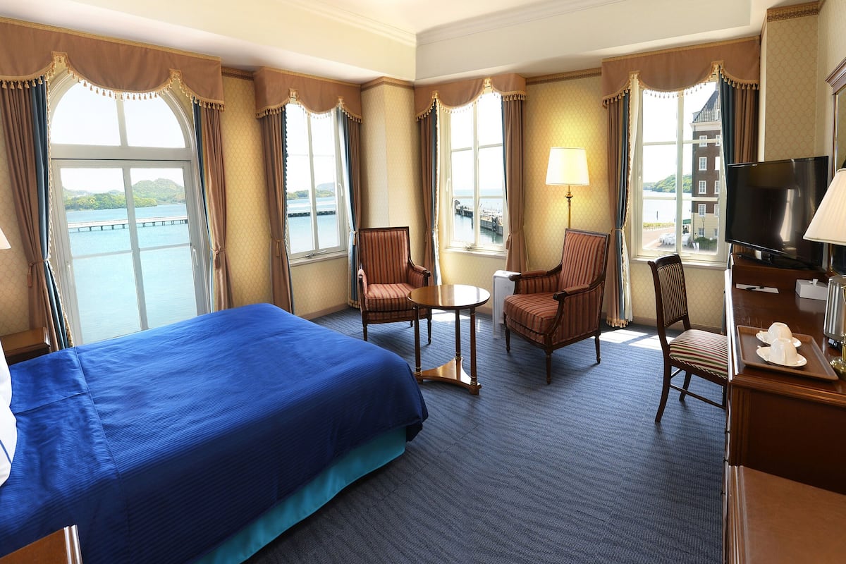 Deluxe kamer, 1 kingsize bed, niet-roken, uitzicht op haven | 1 slaapkamer, donzen dekbedden, een kluis op de kamer, een bureau