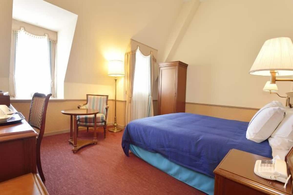 1 slaapkamer, donzen dekbedden, een kluis op de kamer, een bureau