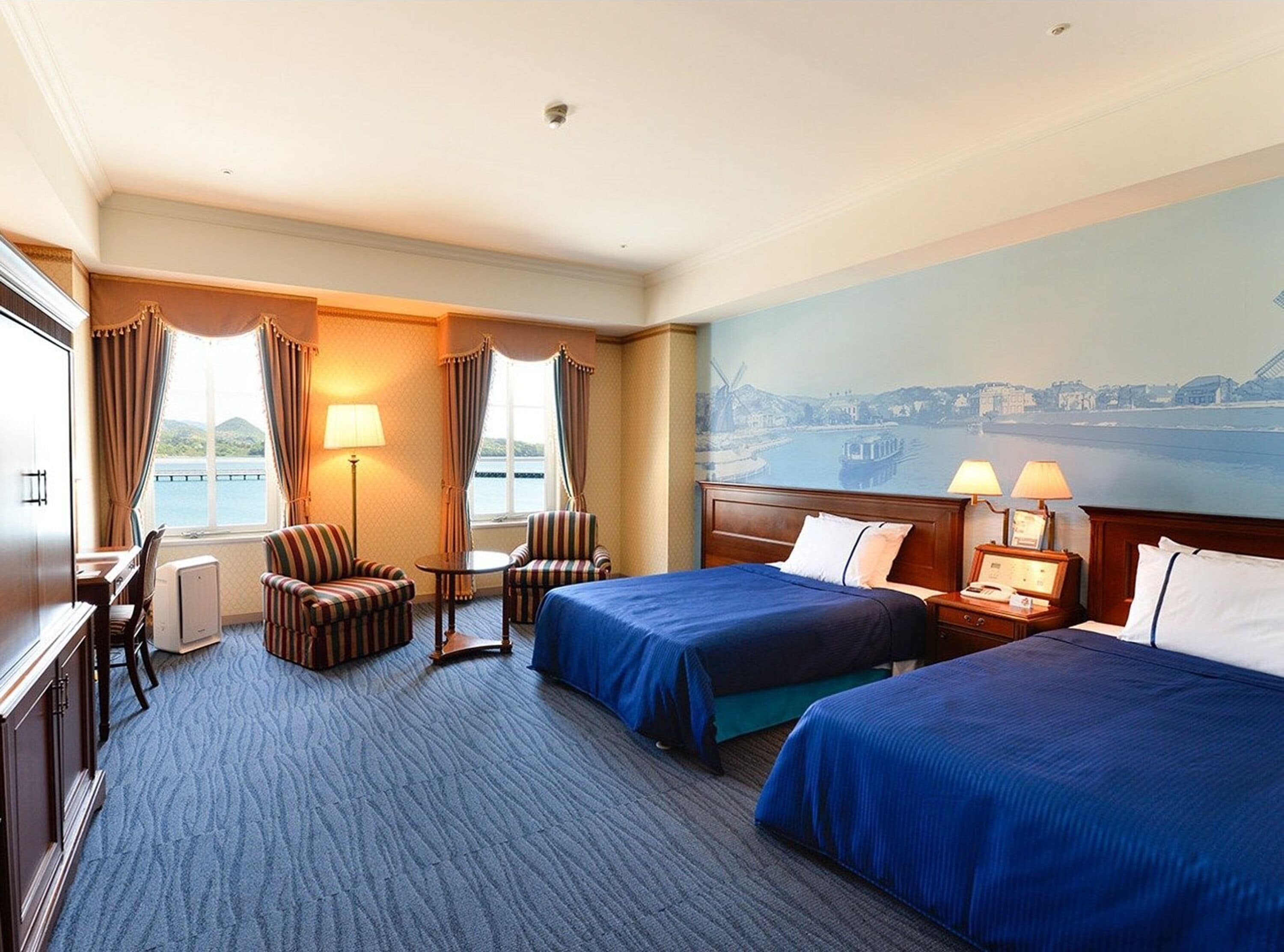deluxe twin room, multiple beds, non smoking, harbour view | 1 bedroom, down duvets, in-room safe, desk