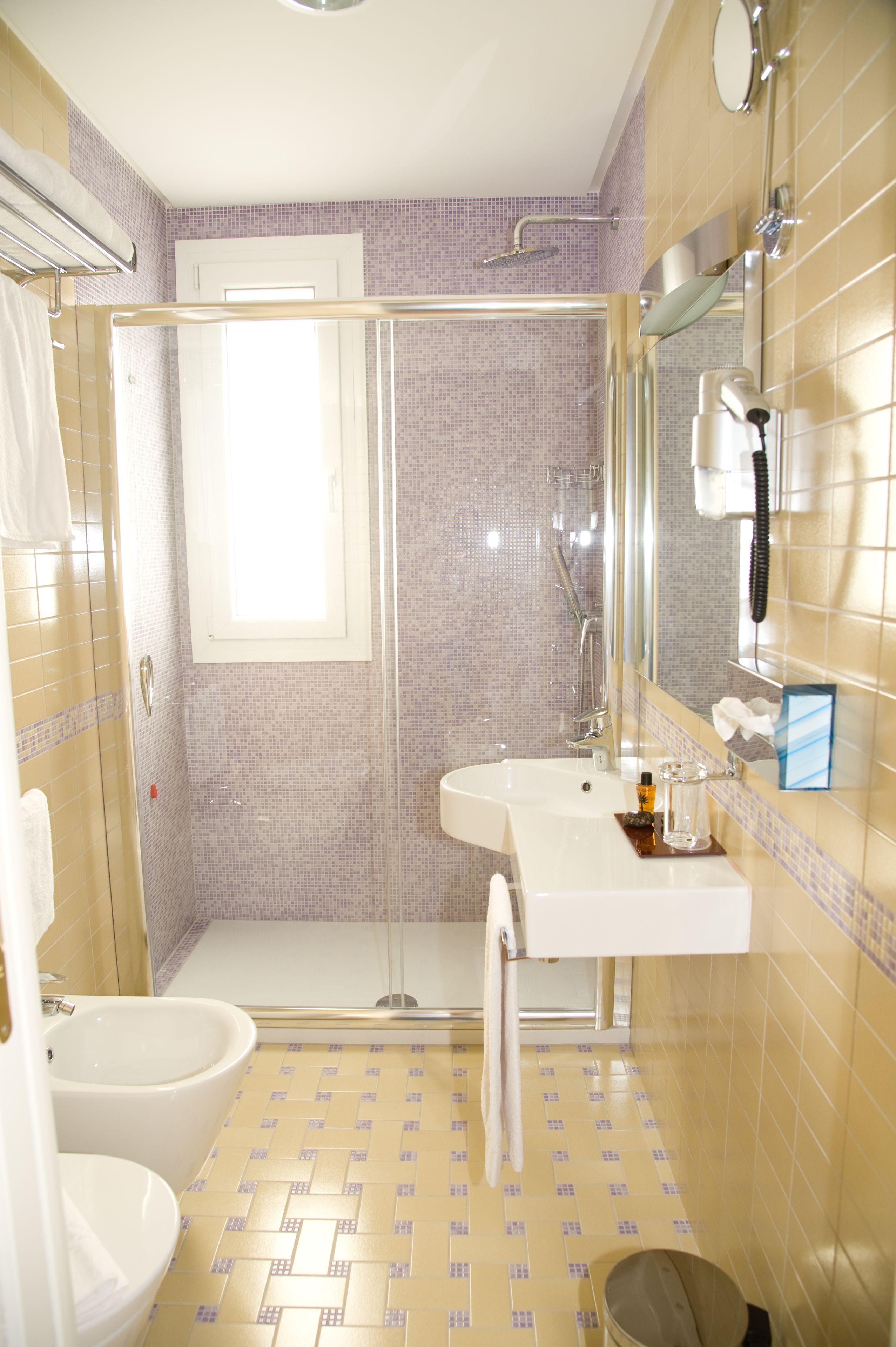standard room | bathroom | shower, rainfall showerhead, free toiletries, hair dryer