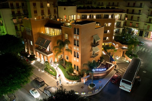 Artemis Hotel