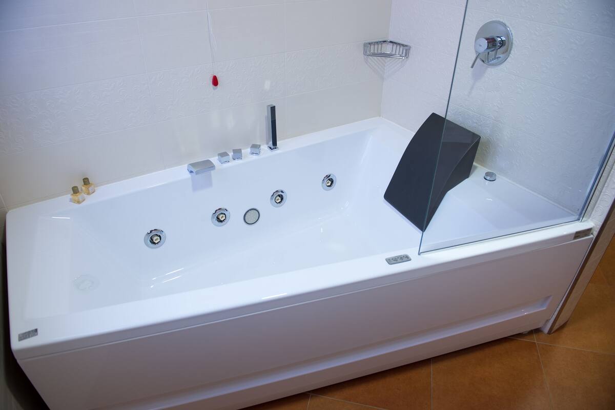 suite | jetted bathtub