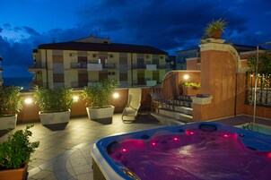 Bañera de hidromasaje al aire libre
