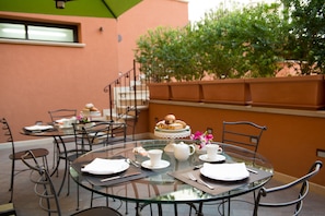Outdoor dining - Artemis Hotel (Cefalù)
