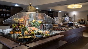 A buffet area with a variety of fruits and beverages. - Artemis Hotel (Cefalù)