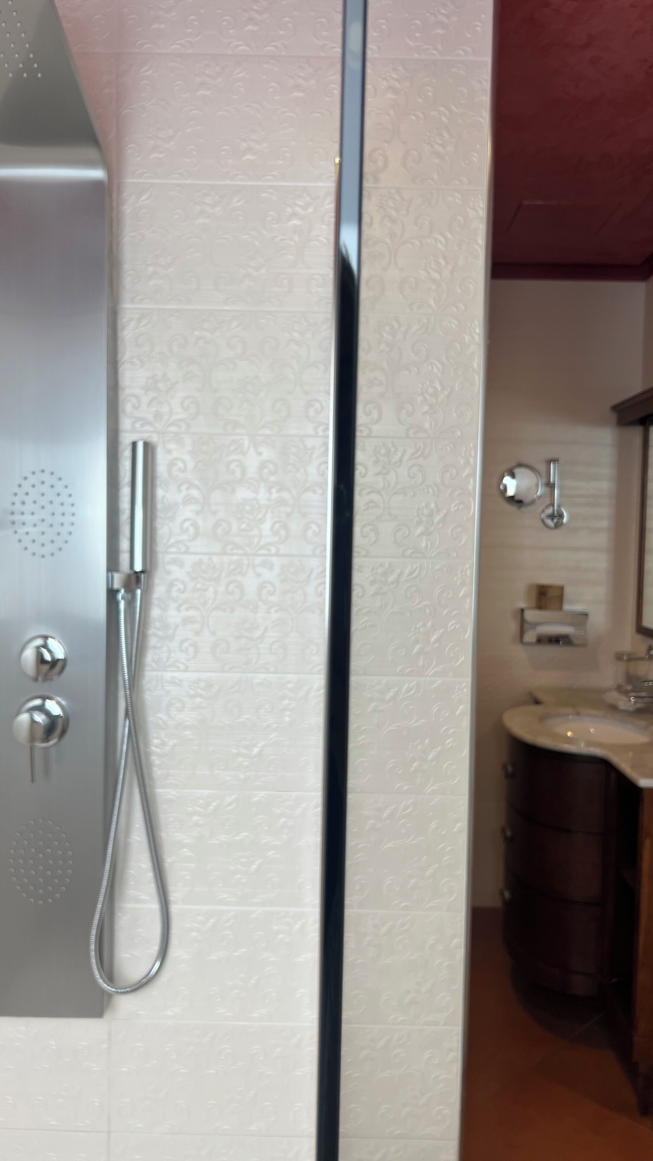Un baño con ducha, lavabo y espejo.