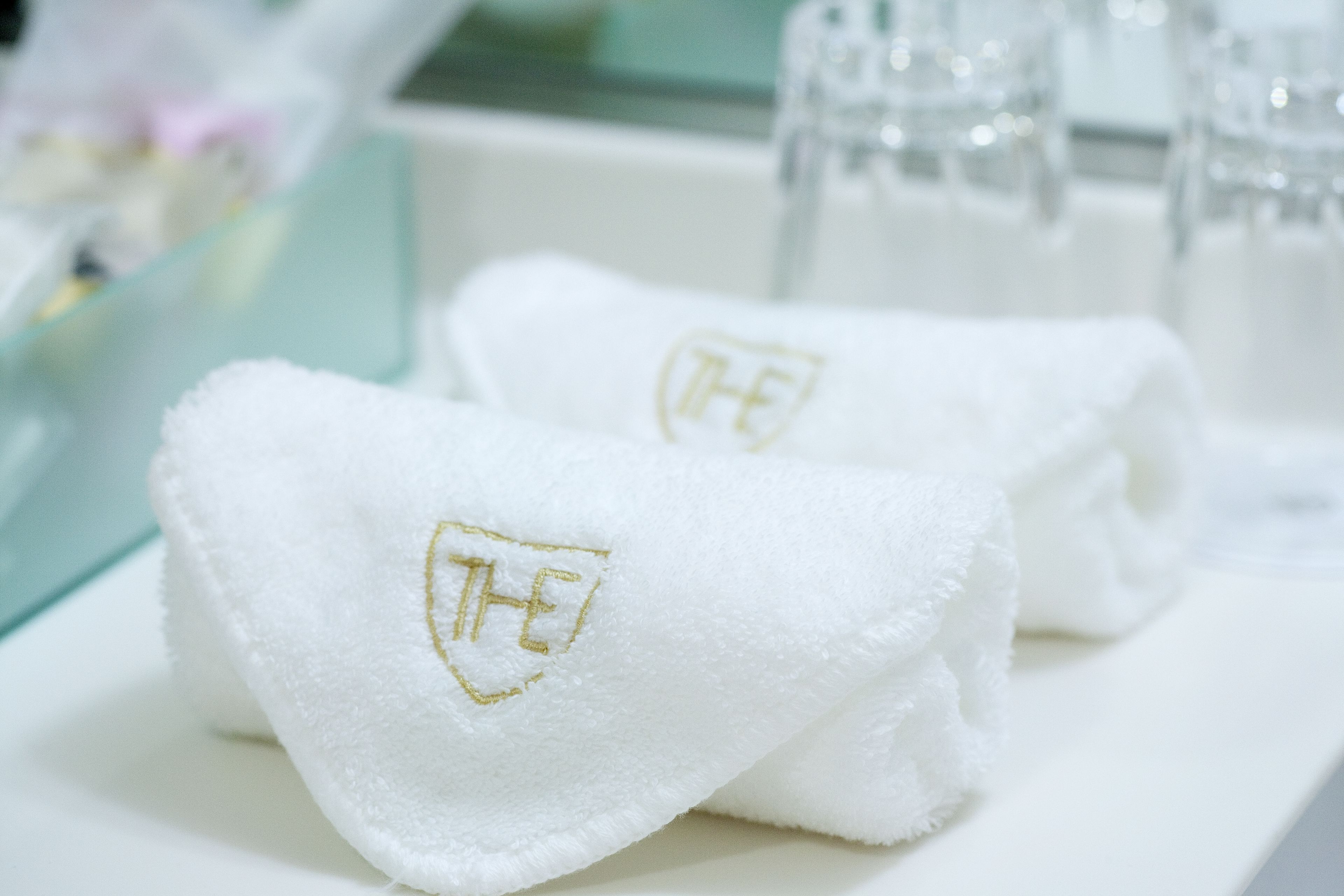 combined shower/bathtub, eco-friendly toiletries, hair dryer, slippers