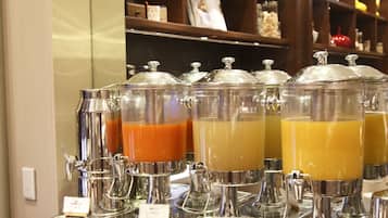 Daily buffet breakfast (JPY 2640 per person)