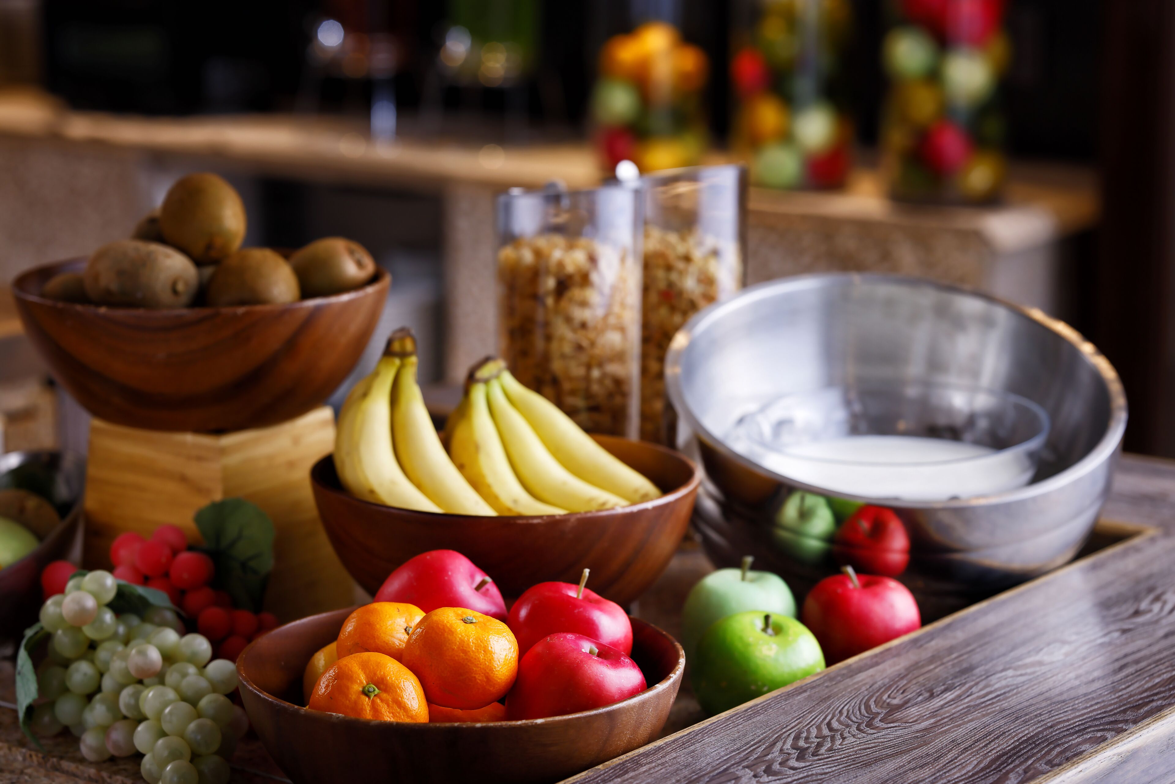 Una mesa de madera con diferentes frutas y tazones.