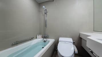 Un baño moderno con bañera, inodoro y ducha.