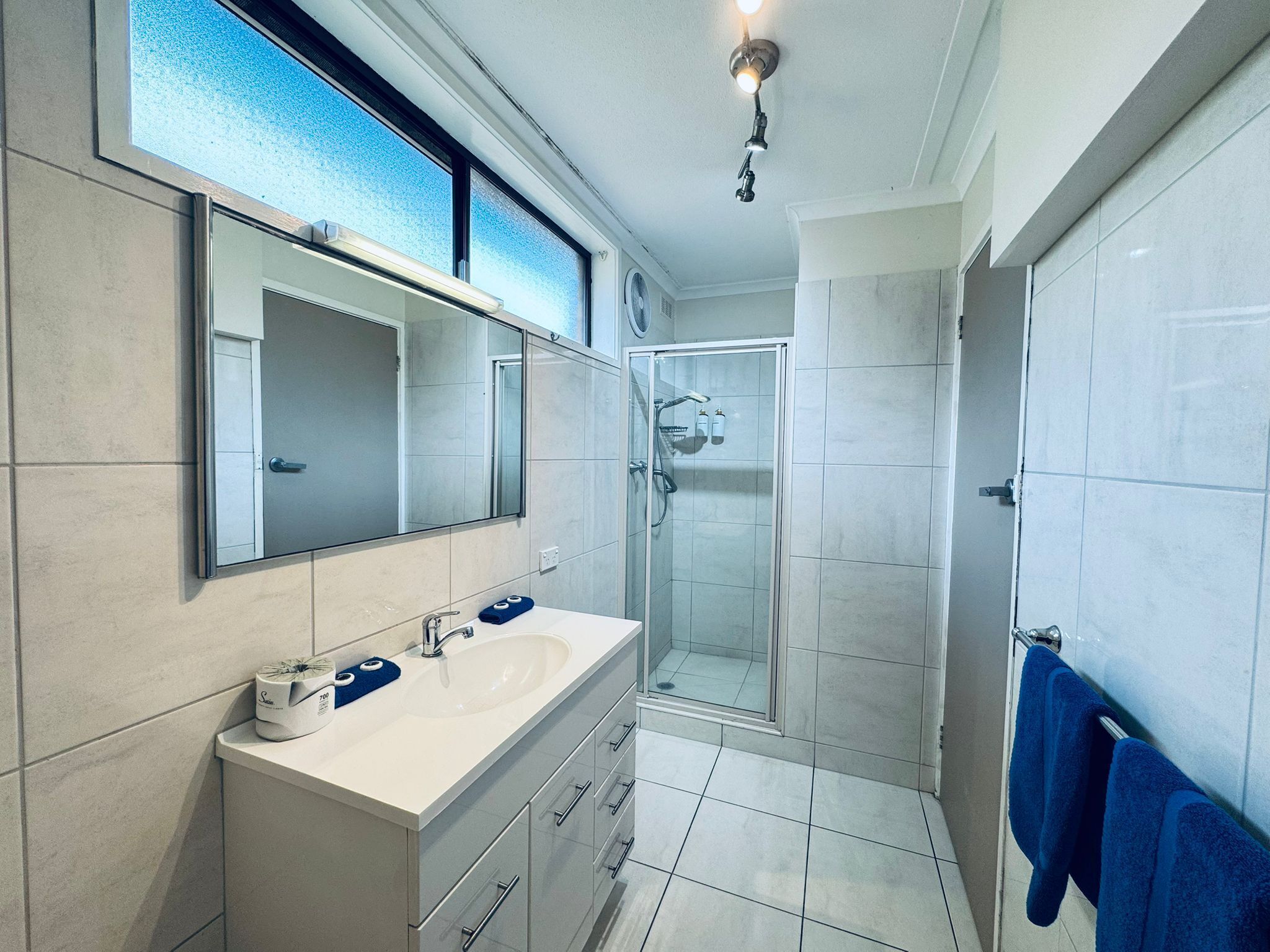 Klassieke tweepersoonskamer, 1 queensize bed | Badkamer | Een douche, gratis toiletartikelen, handdoeken, zeep