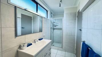 Classic Double Room, 1 Queen Bed | Bathroom