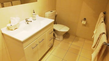 Classic Double Room, 1 Queen Bed | Bathroom