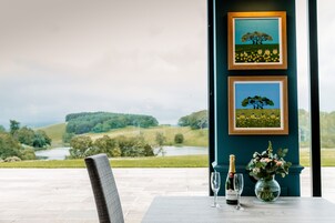 3 restaurants, breakfast served