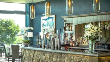 3 restaurants; breakfast, lunch, dinner and brunch served