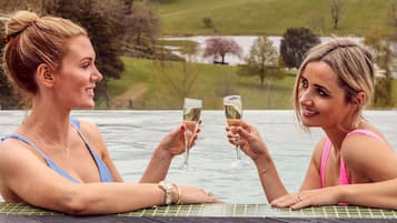 Couples treatment rooms, sauna, hot tub, steam room, Turkish bath