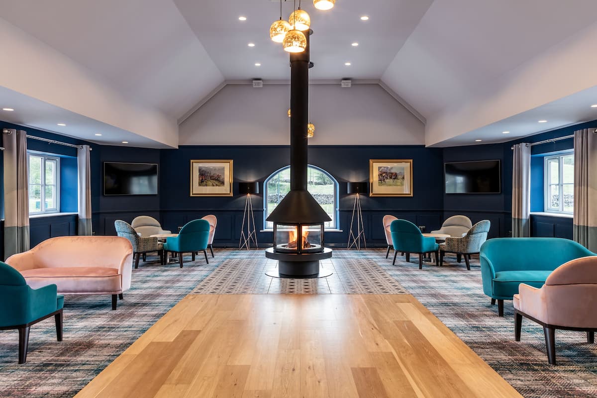 3 restaurants, breakfast served