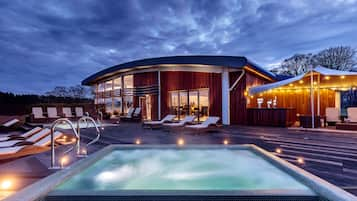 Couples treatment room(s), sauna, hot tub, steam room