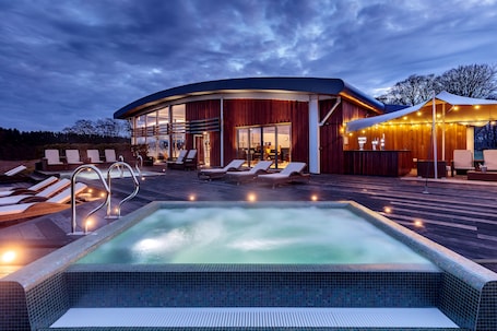 Salas de tratamiento para parejas, un sauna, una bañera de hidromasaje