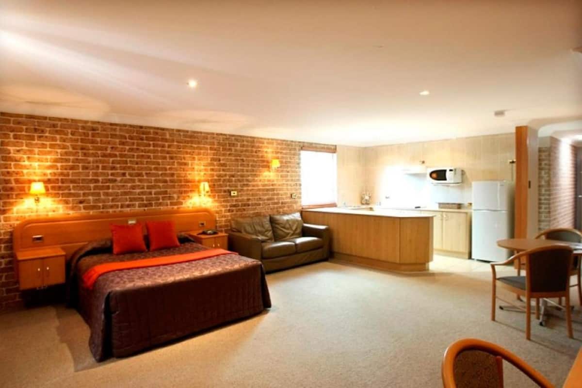 Apartment, 1 Bedroom, Kitchen | Desk, blackout curtains, soundproofing, iron/ironing board
