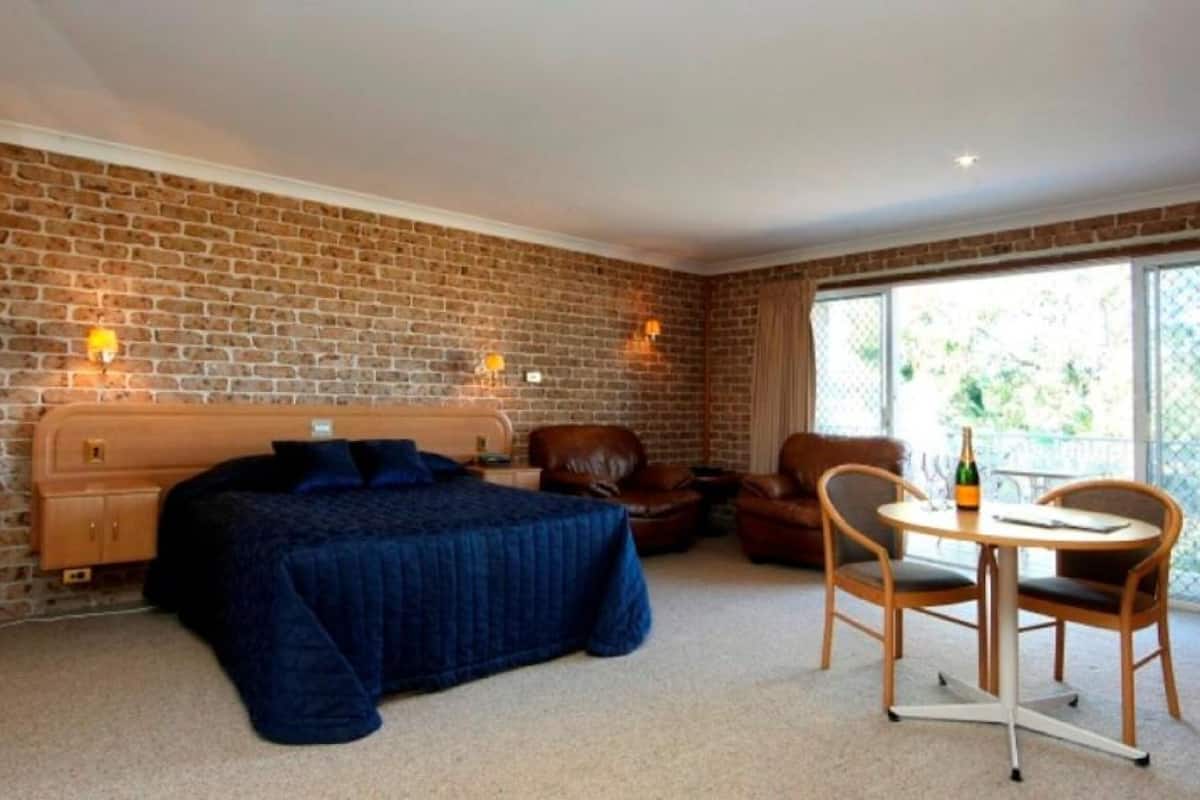 Executive Spa Suite | Desk, blackout curtains, soundproofing, iron/ironing board