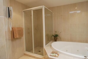 Executive Spa Suite | Bathroom | Shower, designer toiletries, hair dryer - The Hermitage Motel (Leumeah)
