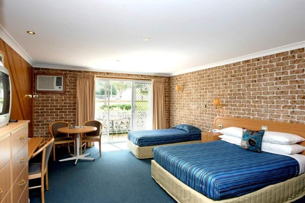 Studio Suite | Desk, blackout curtains, soundproofing, iron/ironing board