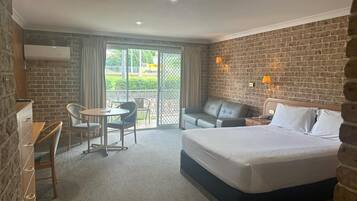 Habitación, 1 cama Queen size y sofá cama | Escritorio, cortinas blackout y insonorización