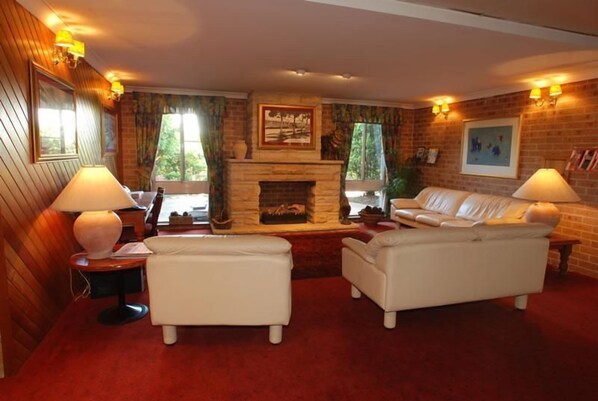 Lobby sitting area - The Hermitage Motel (Leumeah)