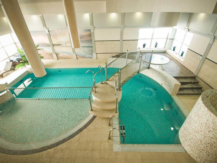 Una piscina cubierta