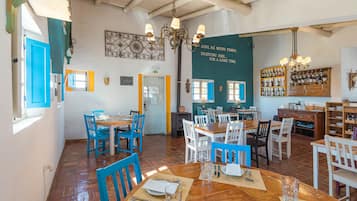 Se sirven comidas, cenas y cocina portuguesa con vista al jardín