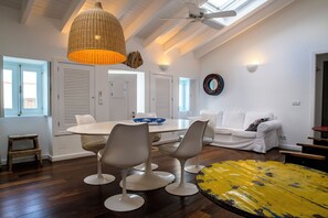 Cottage, 4 Bedrooms, Courtyard Area | Living area