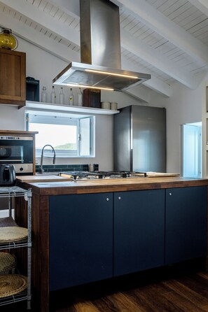 Cottage, 4 Bedrooms, Courtyard Area | Private kitchen | Mini-fridge, microwave, oven, stovetop