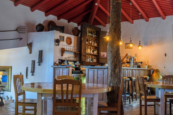 Serviço de almoço e jantar; culinária portuguesa, vistas para o jardim