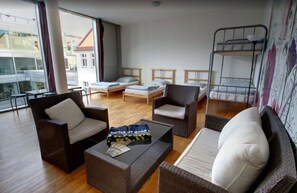 Tabla de planchar con plancha, wifi gratis y ropa de cama 