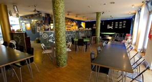 Desayuno buffet diario (EUR 10 por persona)