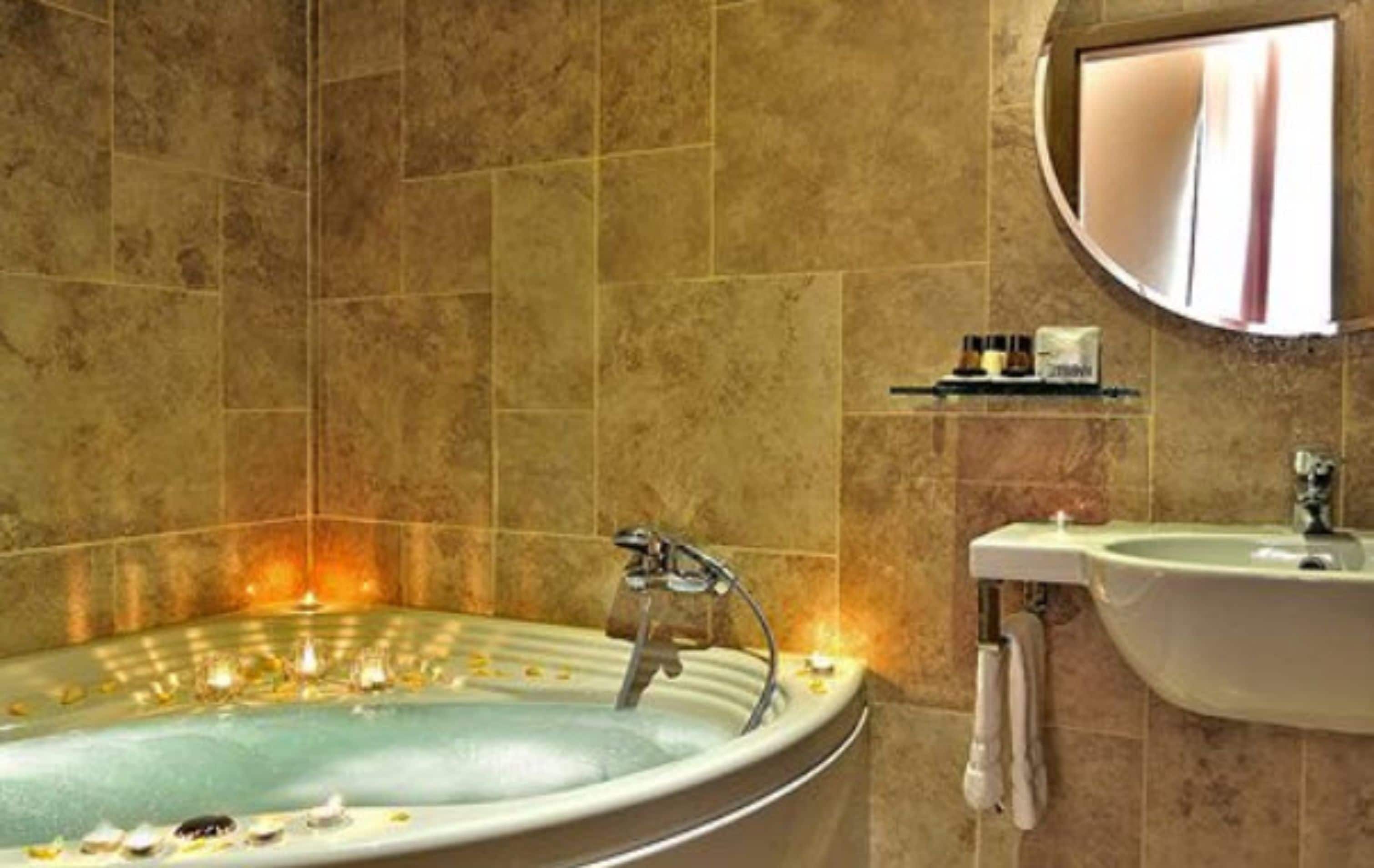 double room, jetted tub | deep-soaking bathtub