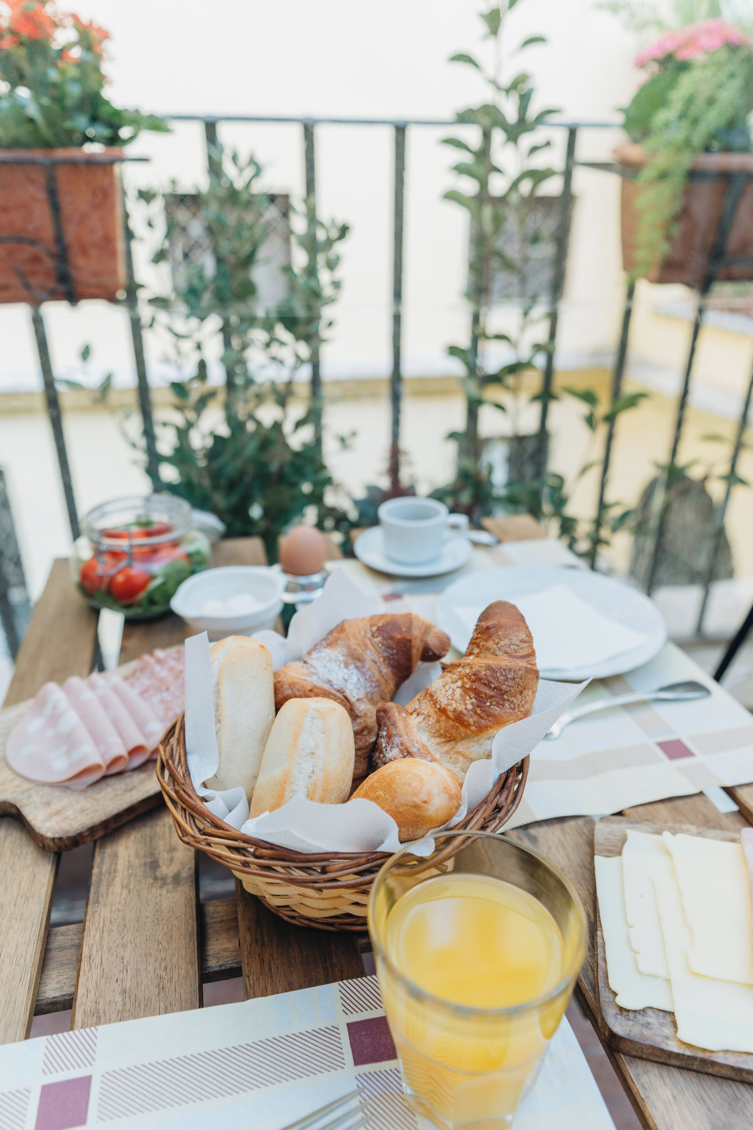 daily full breakfast (eur 9 per person)