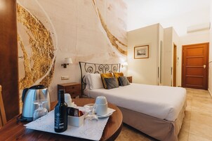 Classic szoba kétszemélyes ággyal | Minibár, széf a szobában, íróasztal és sötétítőfüggöny