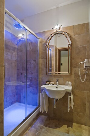 Quarto casal superior | Banheiro | Produtos de toalete grátis, secador de cabelo, bidê, toalhas de banho