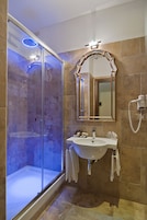 Superior Double Room | Bathroom | Free toiletries, hair dryer, bidet, towels
