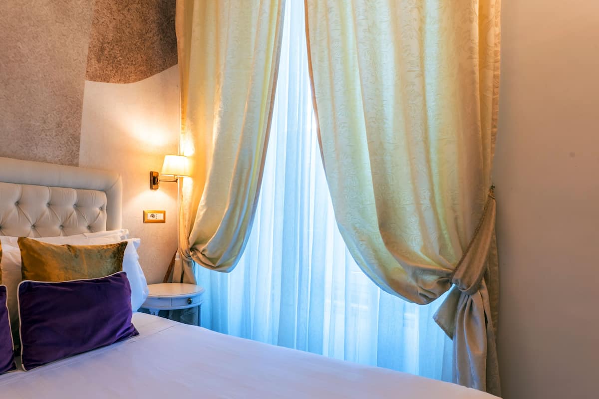 Economy Double Room | Bar mini, peti besi dalam bilik, meja, langsir/tirai gelap terus