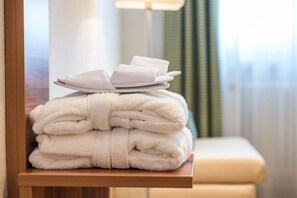 Ropa de cama hipoalergénica, minibar, caja fuerte y escritorio