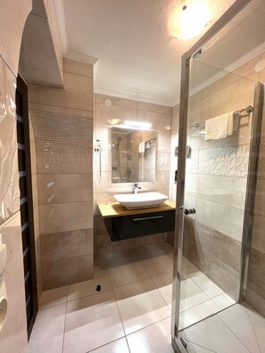 Double or Twin Room | Bathroom | Shower, hair dryer, towels - Gundl Alm (Schliersee)