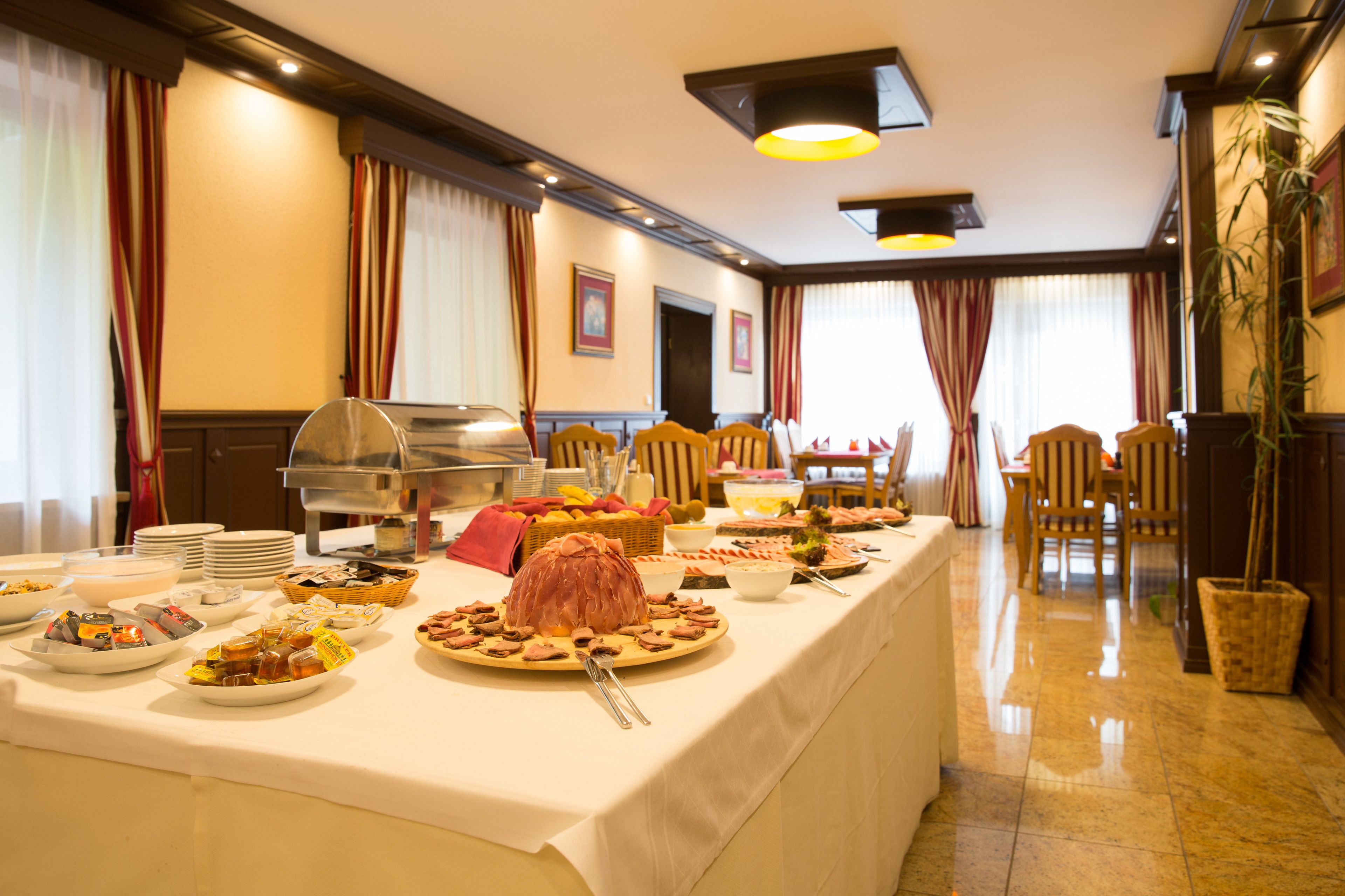 Un buffet proposant une variété de plats et agrémenté d’une grande pièce maîtresse décorative.