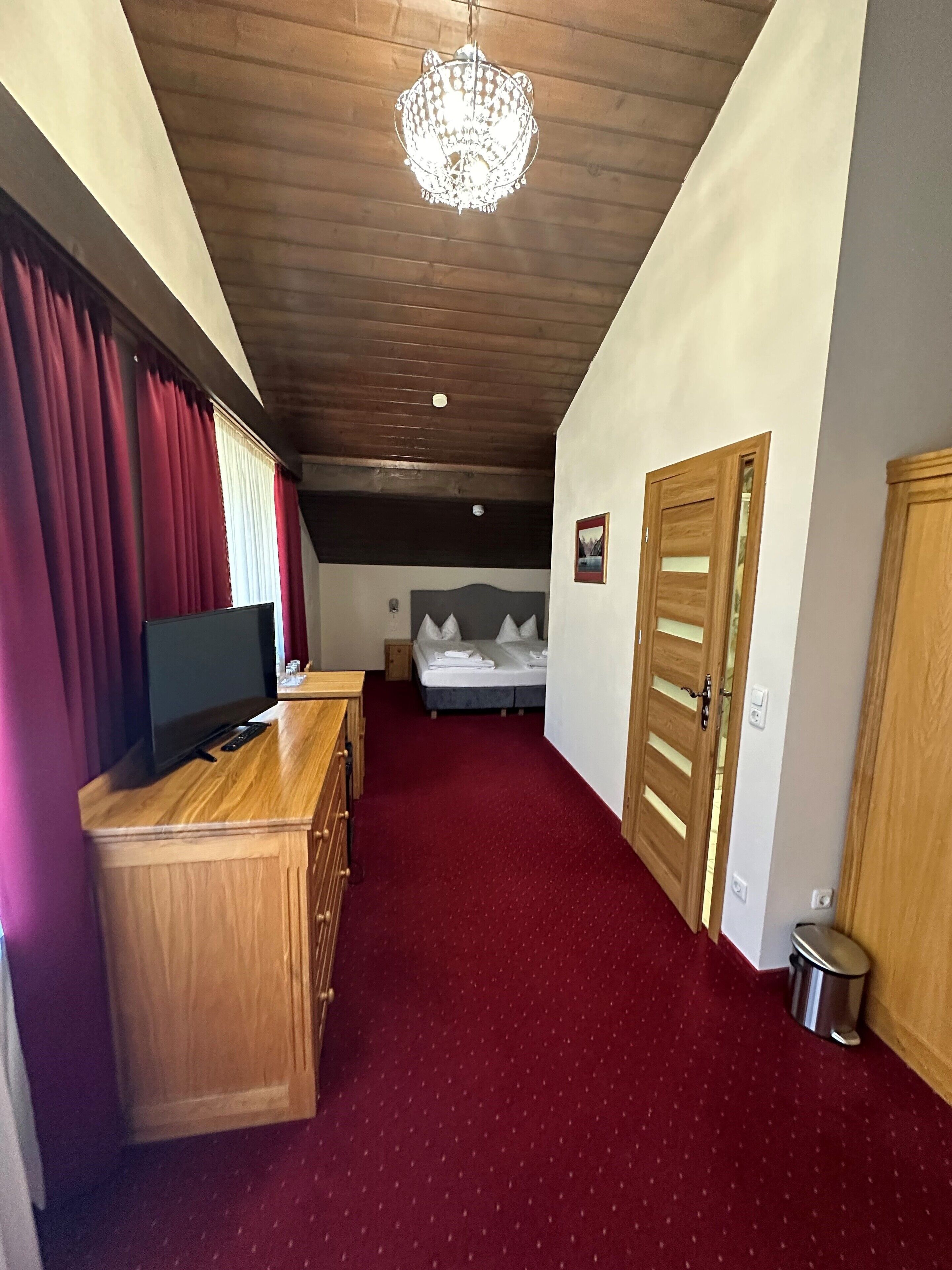 Dreibettzimmer | Hochwertige Bettwaren, Zimmersafe, Schreibtisch, Verdunkelungsvorhänge