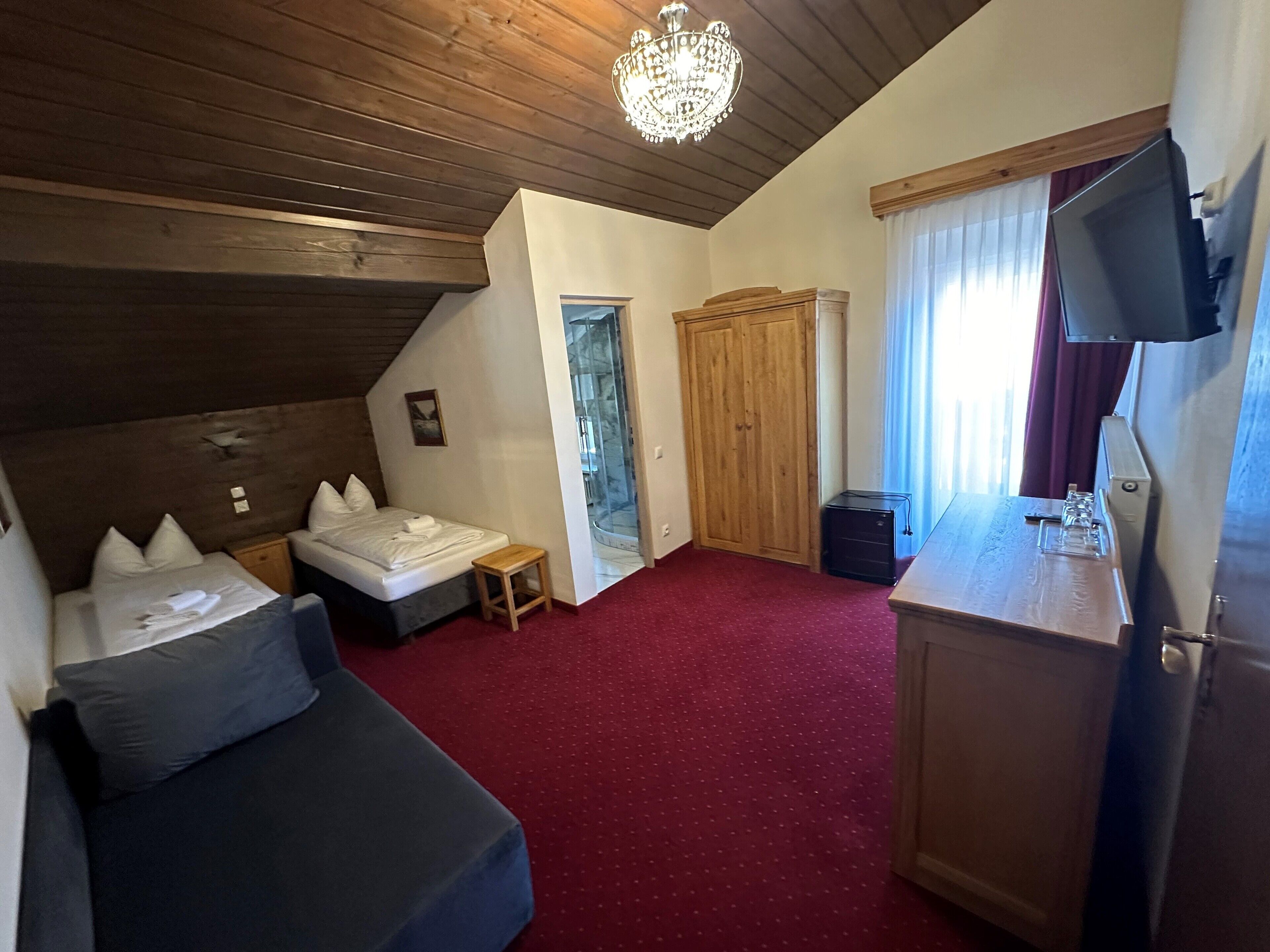 Quarto triplo | Roupas de cama premium, cofres nos quartos, escrivaninha