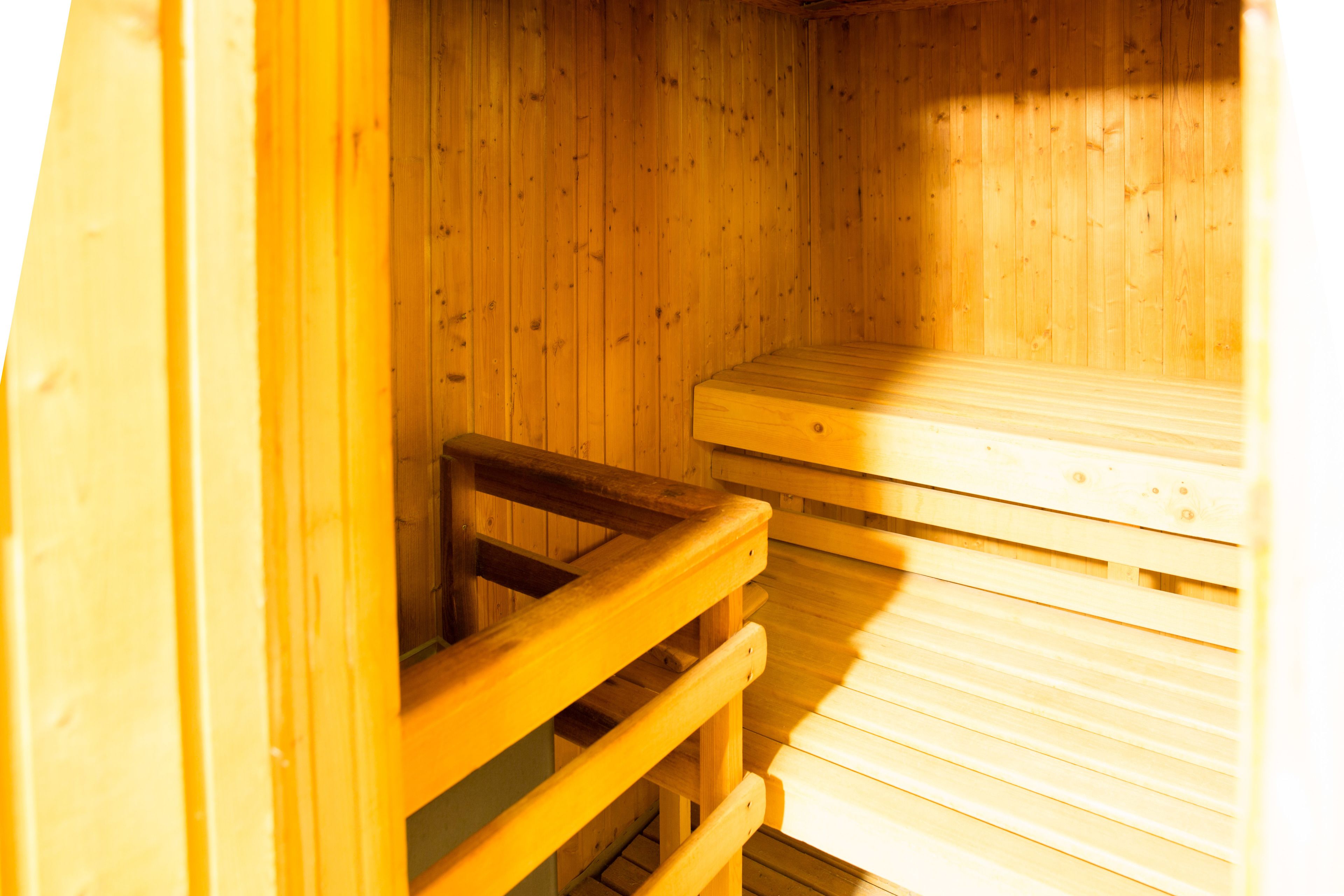 Uma sauna com paredes e bancos de madeira.
